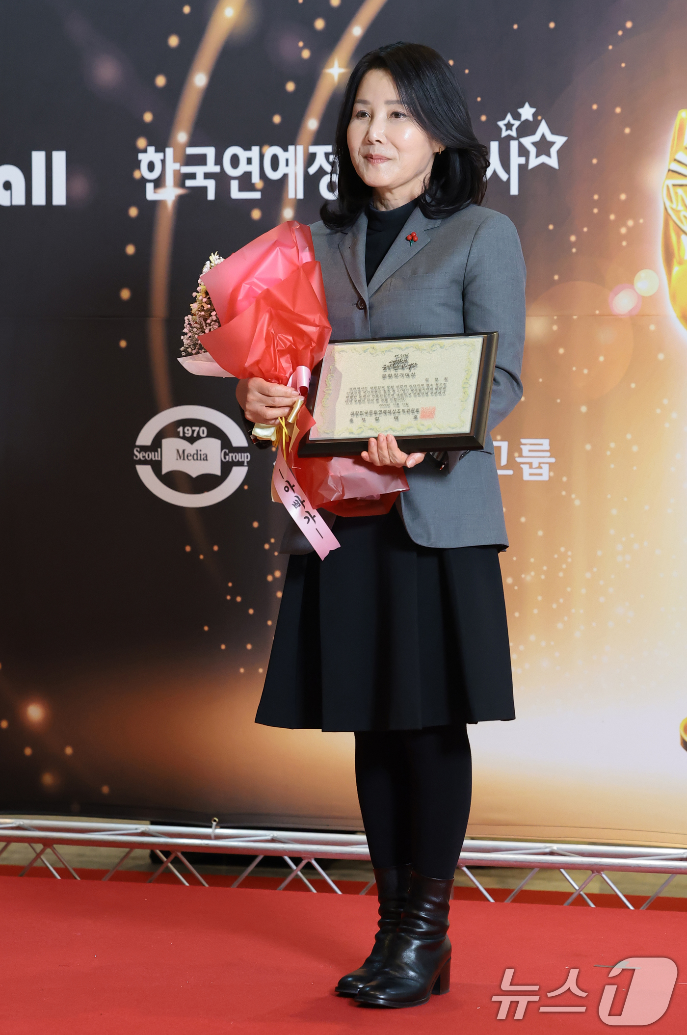 (서울=뉴스1) 권현진 기자 = 소설가 전정희가 10일 서울 용산구 그랜드하얏트 서울에서 열린 ‘제33회 대한민국 문화연예대상’에서 문화작가대상을 받은 뒤 포즈를 취하고 있다. 2 …