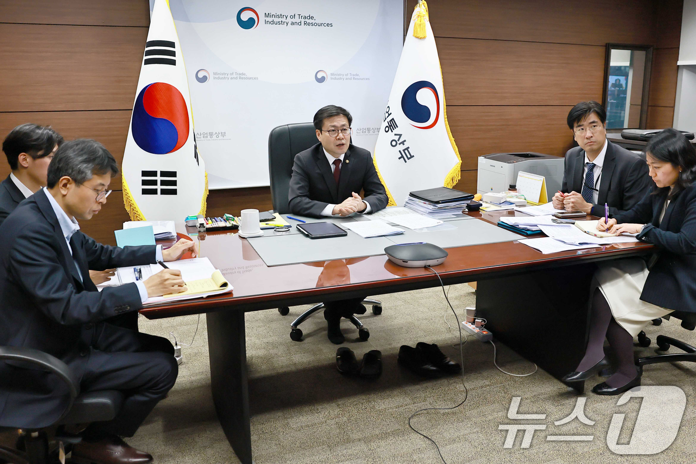 (서울=뉴스1) = 여한구 산업통상부 통상교섭본부장이 10일 서울 중구 대한상공회의소에서 기획재정부, 외교부, 농림축산식품부, 해양수산부 등 관계부처 및 주제네바대표부 관계자가 온 …