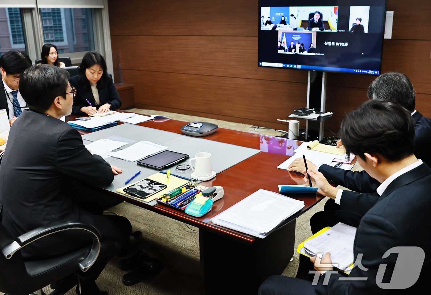 (서울=뉴스1) = 여한구 산업통상부 통상교섭본부장이 10일 서울 중구 대한상공회의소에서 기획재정부, 외교부, 농림축산식품부, 해양수산부 등 관계부처 및 주제네바대표부 관계자가 온 …