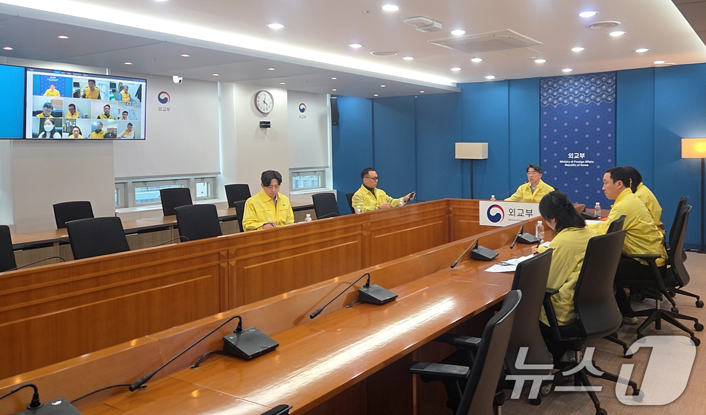 (서울=뉴스1) = 10일 외교부 윤주석 영사안전국장 주재로 최근 일본에서의 지진 발생 동향과 관련, 일본 내 10개 재외공관과 함께 본부-공관 합동 상황점검회의가 열리고 있다. …