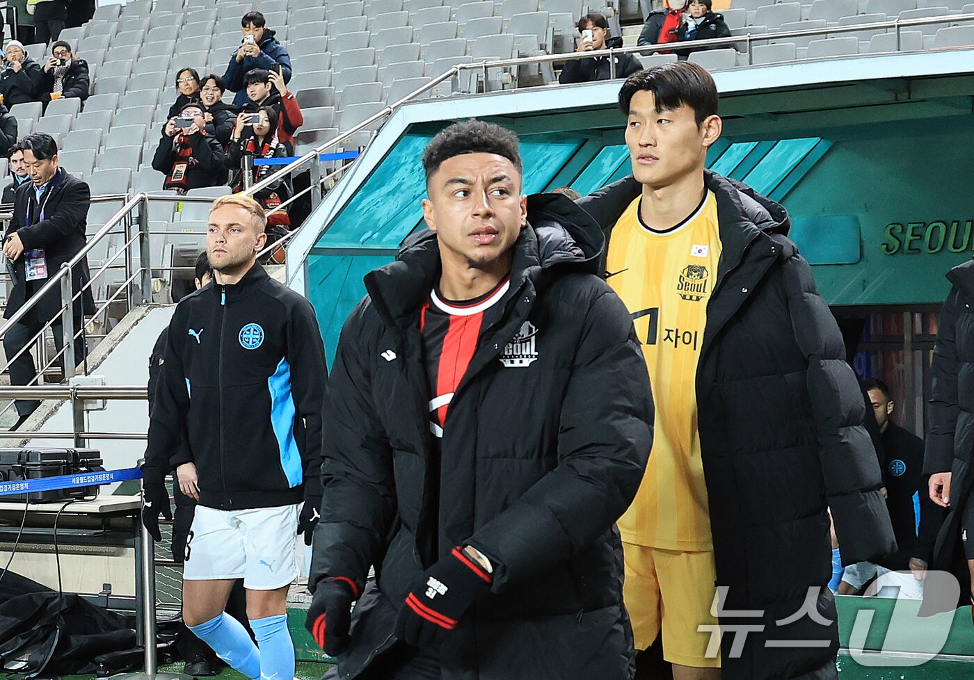 본문 이미지 - 10일 서울 마포구 월드컵로 서울월드컵경기장에서 열린 2025~2026시즌 아시아축구연맹&#40;AFC&#41; 챔피언스리그 엘리트&#40;ACLE&#41; 리그 스테이지 6차전 FC서울과 멜버른 시티 경기에서 FC서울 린가드가 입장하고 있다. 2025.12.10/뉴스1 ⓒ News1 이호윤 기자