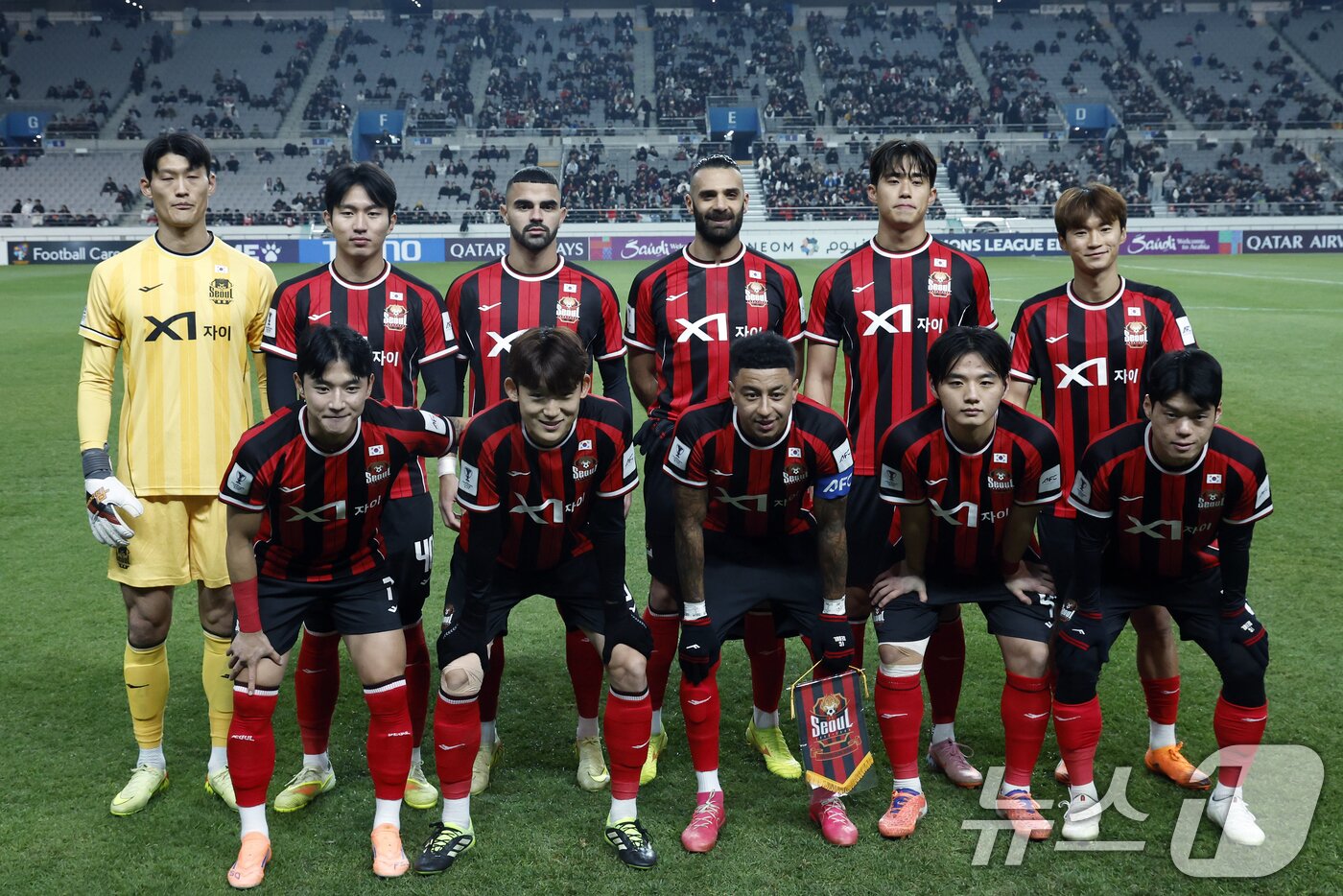 본문 이미지 - 10일 오후 서울시 마포구 월드컵로 서울월드컵경기장에서 열린 AFC 챔피언스리그 엘리트&#40;ACLE&#41; 2025/26 리그 스테이지 6차전 FC서울과 멜버른시티FC의 경기에서 서울 주장 린가드와 베스트일레븐이 포즈를 취하고 있다. 2025.12.10/뉴스1 ⓒ News1 박정호 기자