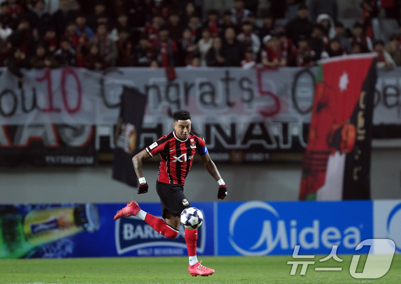 본문 이미지 - 10일 오후 서울시 마포구 월드컵로 서울월드컵경기장에서 열린 AFC 챔피언스리그 엘리트&#40;ACLE&#41; 2025/26 리그 스테이지 6차전 FC서울과 멜버른시티FC의 경기에서 서울 린가드가 드리블을 하고 있다. 2025.12.10/뉴스1 ⓒ News1 박정호 기자