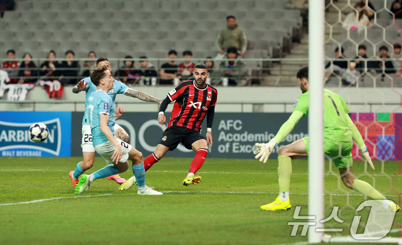 (서울=뉴스1) 이호윤 기자 = 10일 서울 마포구 월드컵로 서울월드컵경기장에서 열린 2025~2026시즌 아시아축구연맹(AFC) 챔피언스리그 엘리트(ACLE) 리그 스테이지 6차 …