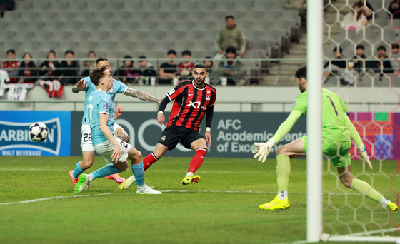 루카스의 아쉬운 슈팅