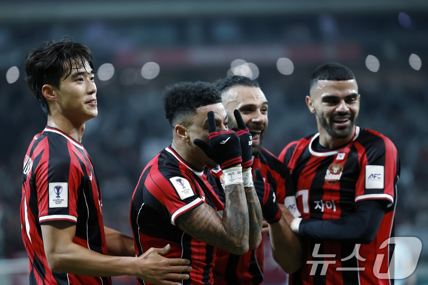 본문 이미지 - 10일 오후 서울시 마포구 월드컵로 서울월드컵경기장에서 열린 AFC 챔피언스리그 엘리트&#40;ACLE&#41; 2025/26 리그 스테이지 6차전 FC서울과 멜버른시티FC의 경기에서 선제골을 터트린 서울 제시 린가드가 골 세리머니를 하고 있다. 2025.12.10/뉴스1 ⓒ News1 박정호 기자