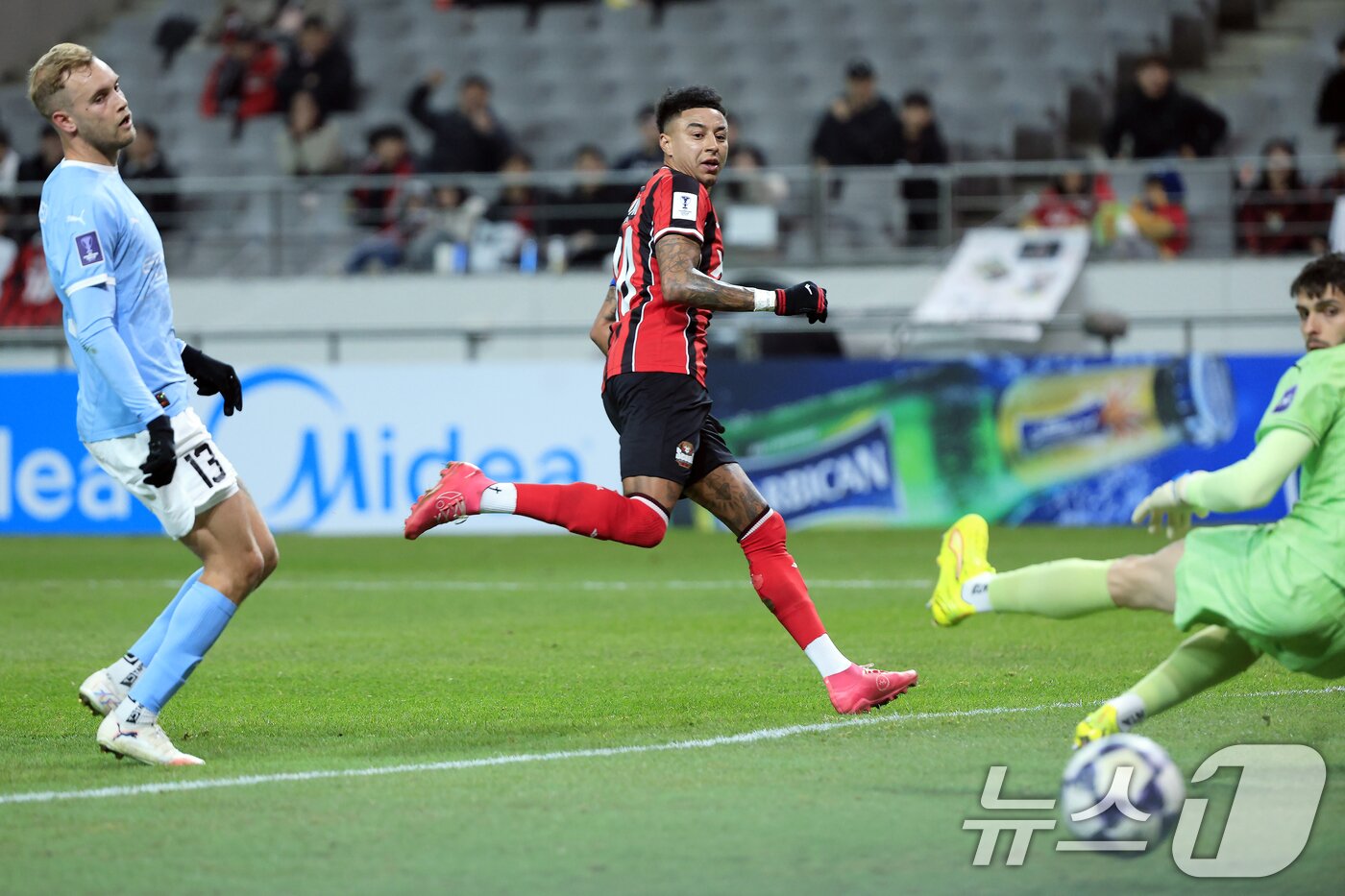 본문 이미지 - 10일 오후 서울시 마포구 월드컵로 서울월드컵경기장에서 열린 AFC 챔피언스리그 엘리트&#40;ACLE&#41; 2025/26 리그 스테이지 6차전 FC서울과 멜버른시티FC의 경기에서 서울 제시 린가드가 선제골을 넣고 있다. 2025.12.10/뉴스1 ⓒ News1 박정호 기자