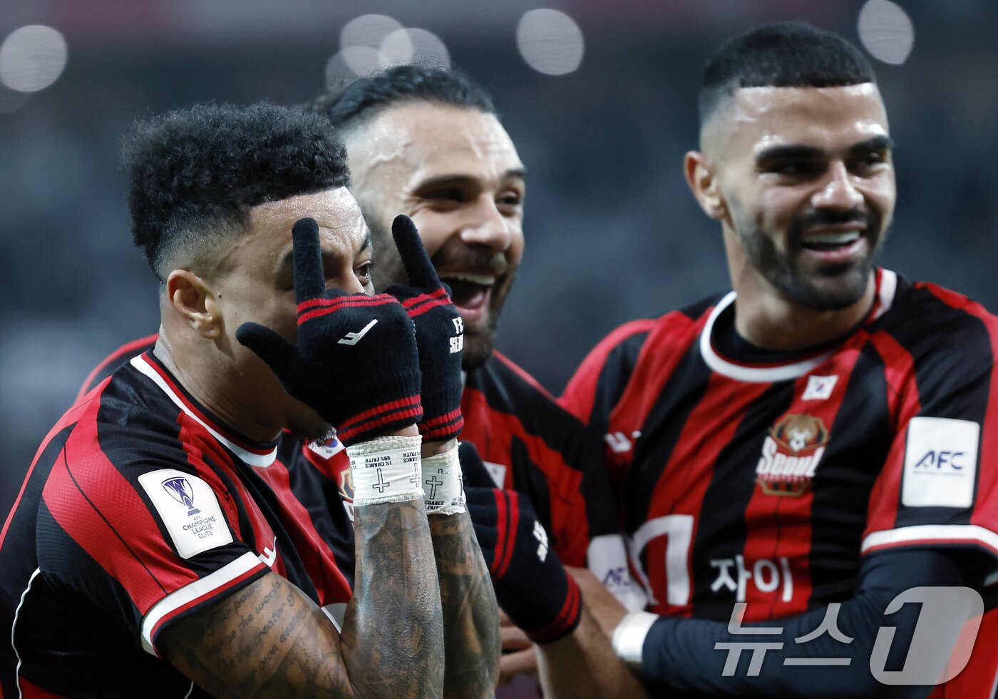 본문 이미지 - 10일 오후 서울시 마포구 월드컵로 서울월드컵경기장에서 열린 AFC 챔피언스리그 엘리트&#40;ACLE&#41; 2025/26 리그 스테이지 6차전 FC서울과 멜버른시티FC의 경기에서 선제골을 터트린 서울 제시 린가드가 골 세리머니를 하고 있다. 2025.12.10/뉴스1 ⓒ News1 박정호 기자