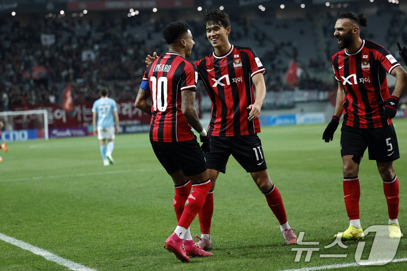 본문 이미지 - 10일 오후 서울시 마포구 월드컵로 서울월드컵경기장에서 열린 AFC 챔피언스리그 엘리트&#40;ACLE&#41; 2025/26 리그 스테이지 6차전 FC서울과 멜버른시티FC의 경기에서 선제골을 터트린 서울 제시 린가드가 골 세리머니를 하고 있다. 2025.12.10/뉴스1 ⓒ News1 박정호 기자