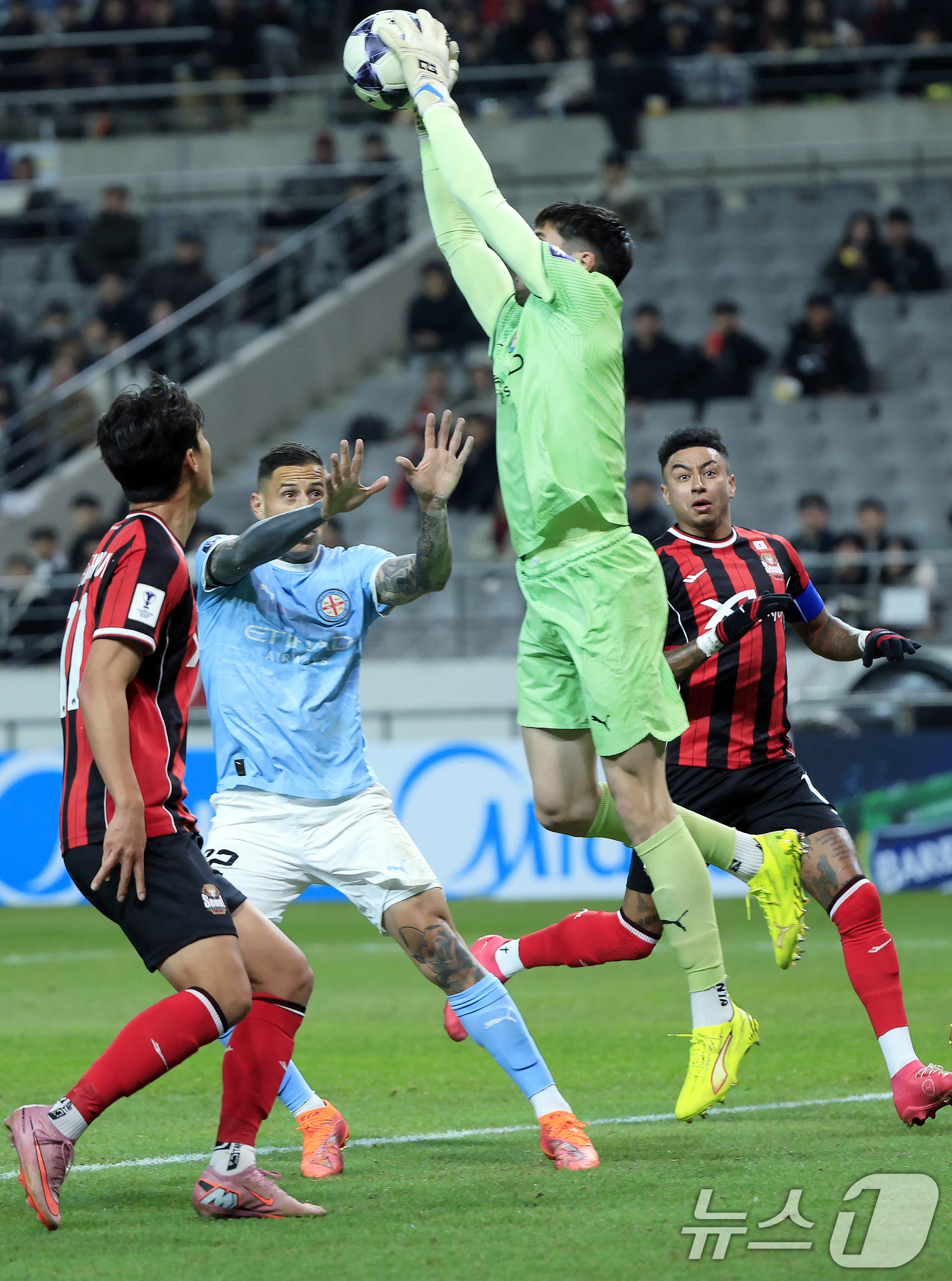 (서울=뉴스1) 박정호 기자 = 10일 오후 서울시 마포구 월드컵로 서울월드컵경기장에서 열린 AFC 챔피언스리그 엘리트(ACLE) 2025/26 리그 스테이지 6차전 FC서울과 멜 …