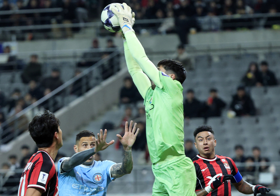 크로스 막는 멜버른 골키퍼