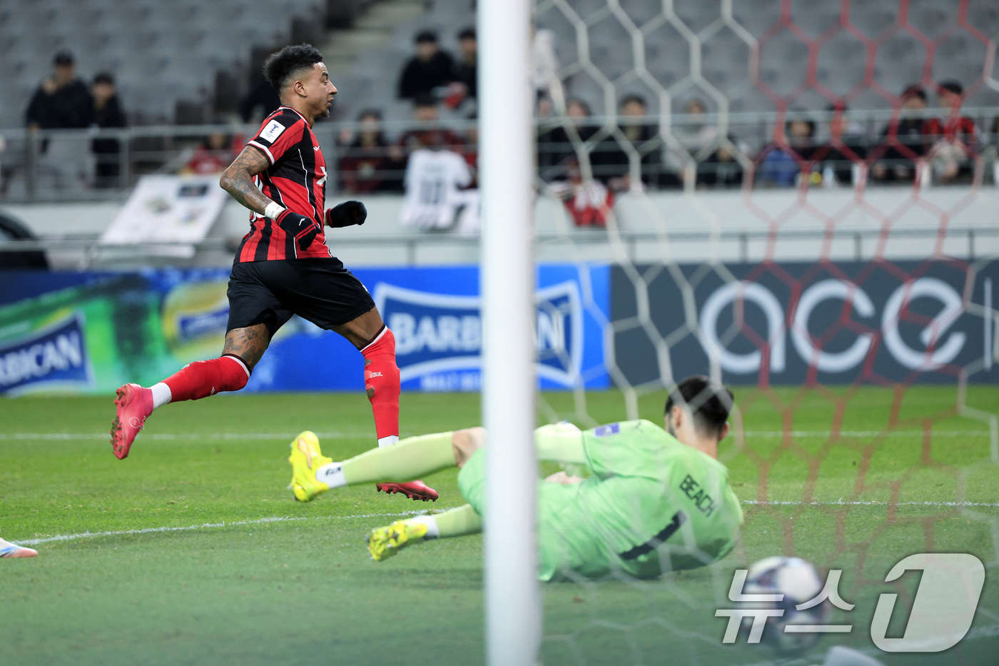 (서울=뉴스1) 박정호 기자 = 10일 오후 서울시 마포구 월드컵로 서울월드컵경기장에서 열린 AFC 챔피언스리그 엘리트(ACLE) 2025/26 리그 스테이지 6차전 FC서울과 멜 …