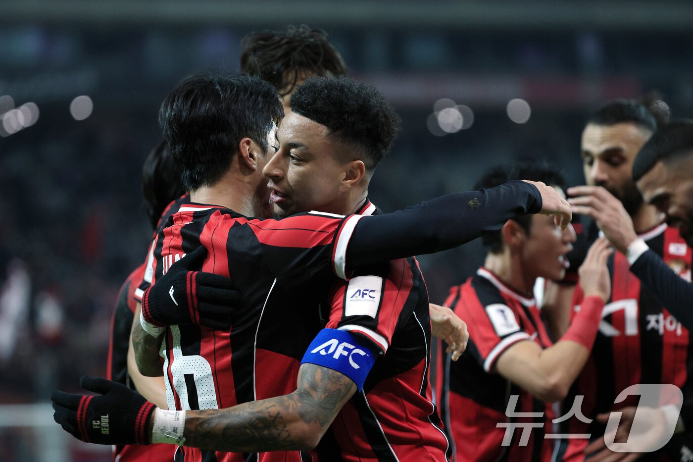 본문 이미지 - 10일 오후 서울시 마포구 월드컵로 서울월드컵경기장에서 열린 AFC 챔피언스리그 엘리트&#40;ACLE&#41; 2025/26 리그 스테이지 6차전 FC서울과 멜버른시티FC의 경기에서 선제골을 터트린 서울 제시 린가드가 골 세리머니 후 최준과 기쁨을 나누고 있다. 2025.12.10/뉴스1 ⓒ News1 박정호 기자