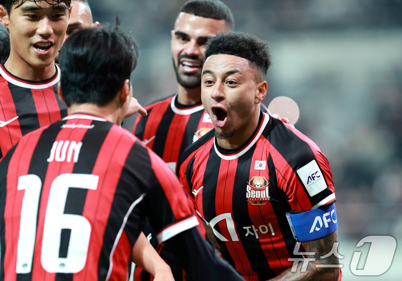 본문 이미지 - 10일 서울 마포구 월드컵로 서울월드컵경기장에서 열린 2025~2026시즌 아시아축구연맹&#40;AFC&#41; 챔피언스리그 엘리트&#40;ACLE&#41; 리그 스테이지 6차전 FC서울과 멜버른 시티 경기에서 FC서울 린가드가 골을 넣고 동료들과 기뻐하고 있다. 2025.12.10/뉴스1 ⓒ News1 이호윤 기자