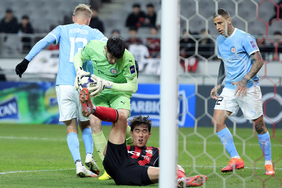 문전 쇄도하던 천성훈, 우당탕