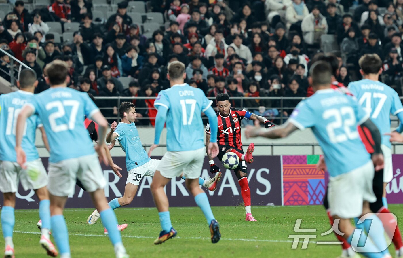 본문 이미지 - 10일 서울 마포구 월드컵로 서울월드컵경기장에서 열린 2025~2026시즌 아시아축구연맹&#40;AFC&#41; 챔피언스리그 엘리트&#40;ACLE&#41; 리그 스테이지 6차전 FC서울과 멜버른 시티 경기에서 FC서울 린가드가 볼경합을 하고 있다. 2025.12.10/뉴스1 ⓒ News1 이호윤 기자