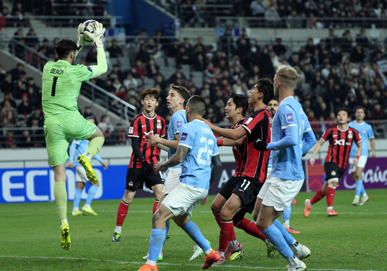 린가드 크로스 잡아낸 패트릭 비치 골키퍼