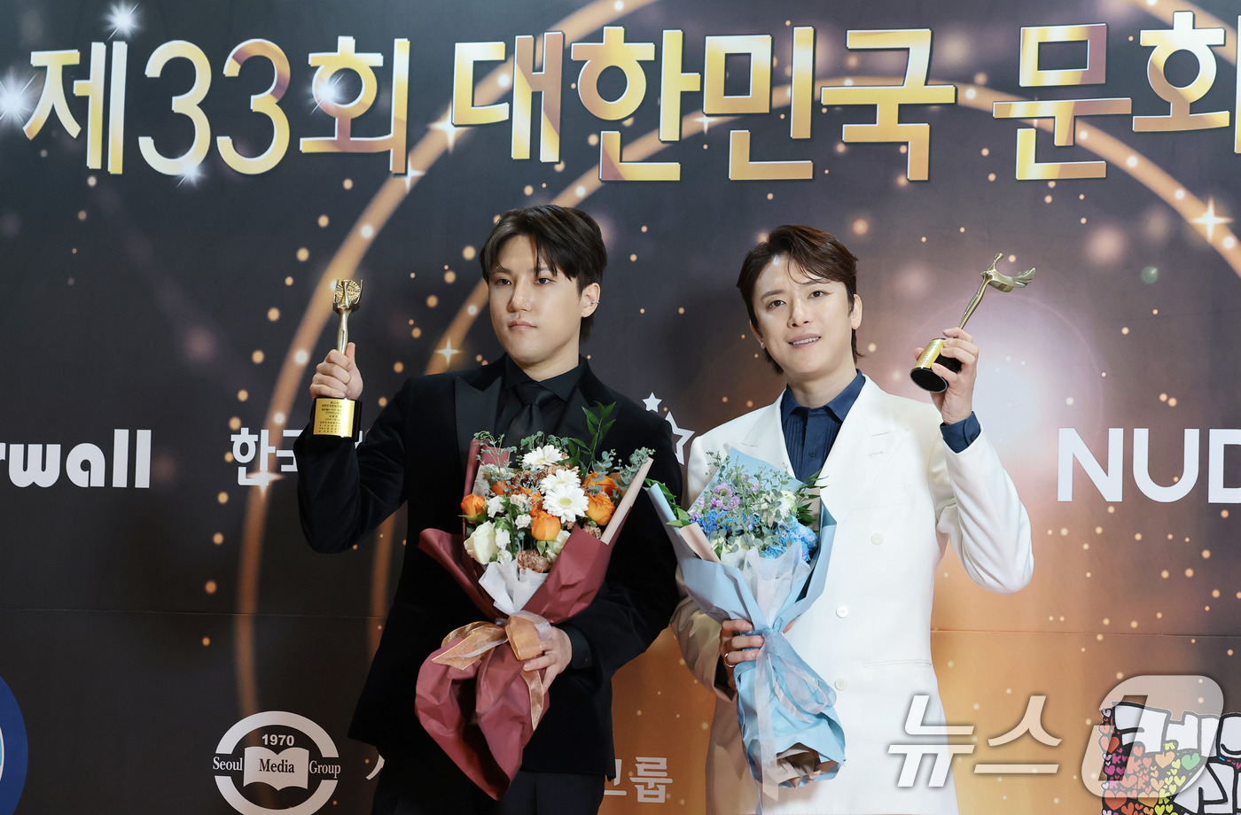 (서울=뉴스1) 권현진 기자 = 프로듀서 김종명과 김수윤(오른쪽)이 10일 서울 용산구 그랜드하얏트 서울에서 열린 ‘제33회 대한민국 문화연예대상’에서 글로벌 케이팝 프로듀싱 신인 …