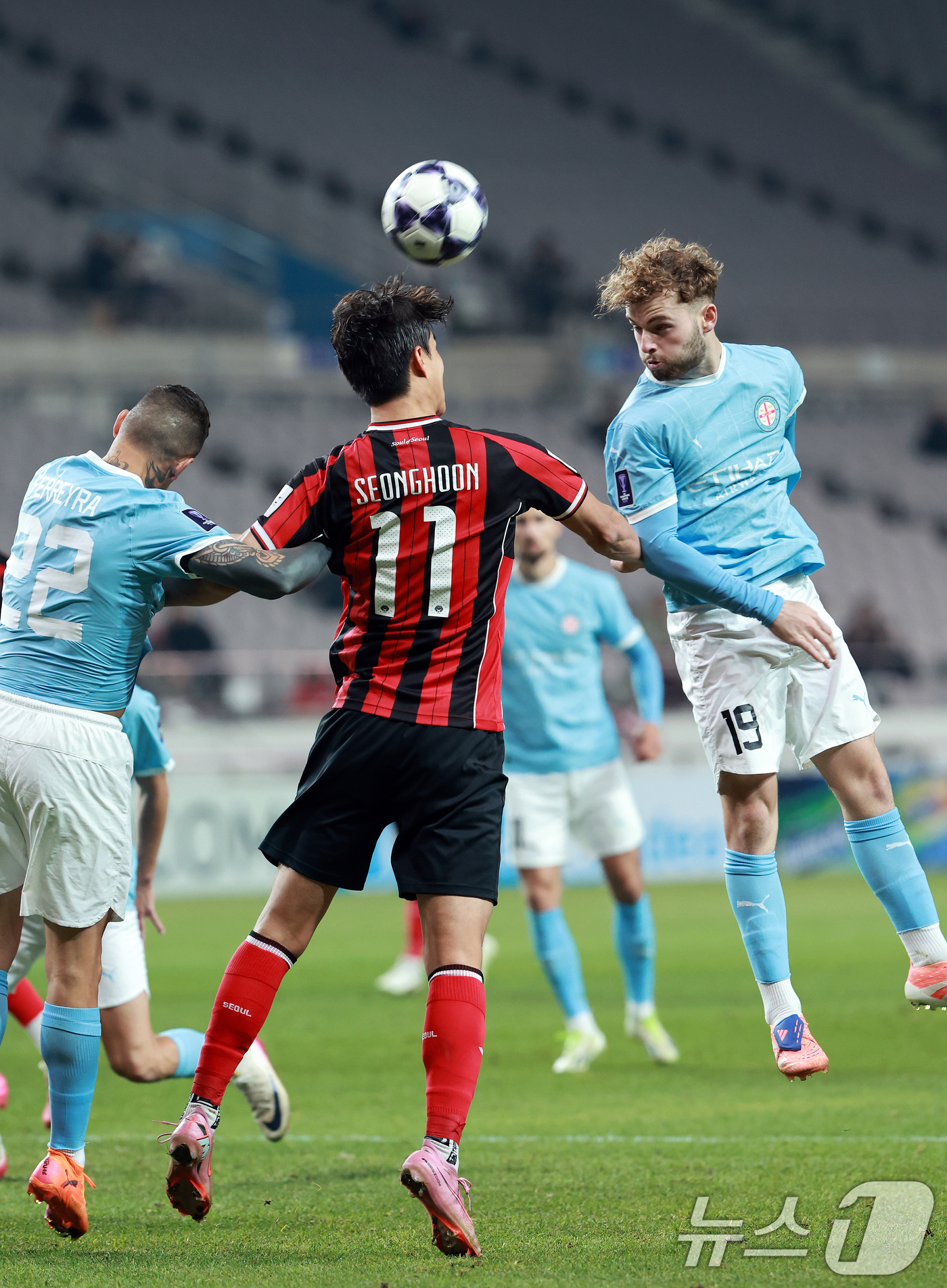 (서울=뉴스1) 이호윤 기자 = 10일 서울 마포구 월드컵로 서울월드컵경기장에서 열린 2025~2026시즌 아시아축구연맹(AFC) 챔피언스리그 엘리트(ACLE) 리그 스테이지 6차 …