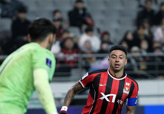 골키퍼 압박하는 린가드