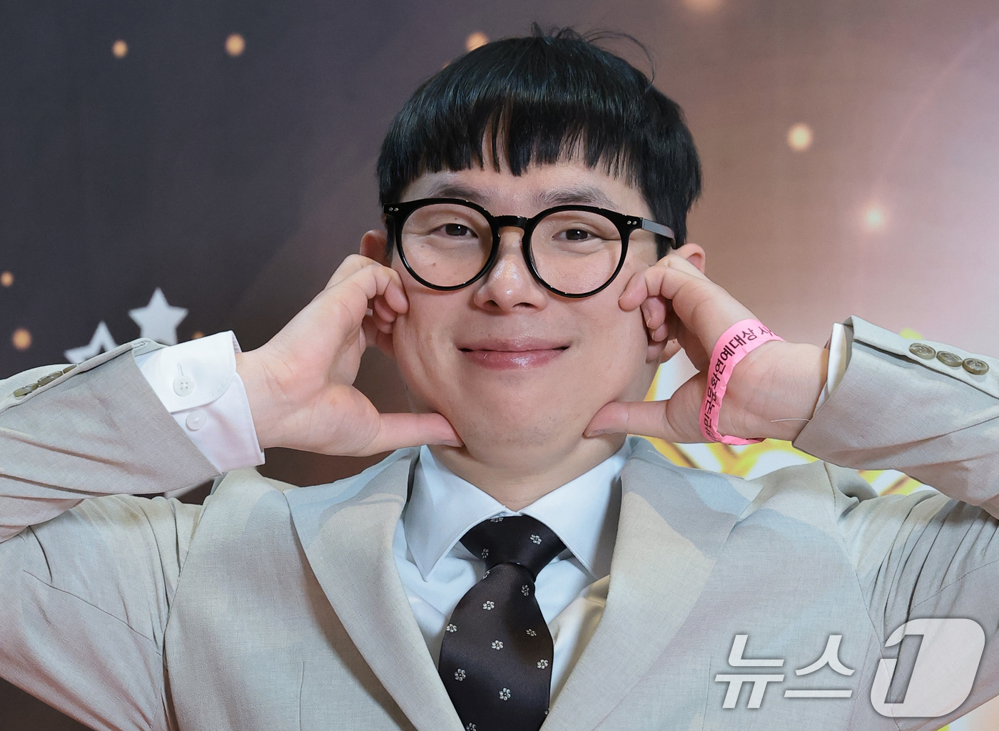 (서울=뉴스1) 권현진 기자 = 온라인콘텐츠창작자 최지명이 10일 서울 용산구 그랜드하얏트 서울에서 열린 ‘제33회 대한민국 문화연예대상’에서  포즈를 취하고 있다. 2025.12 …