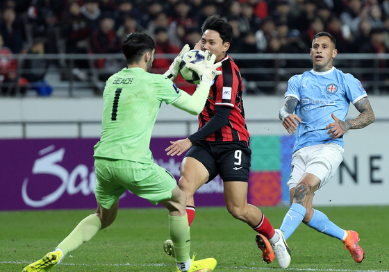 기막힌 패스 계속 선제 방어하는 멜버른 패트릭 비치 골키퍼