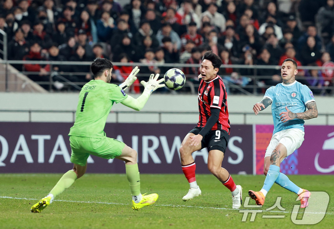 (서울=뉴스1) 이호윤 기자 = 10일 서울 마포구 월드컵로 서울월드컵경기장에서 열린 2025~2026시즌 아시아축구연맹(AFC) 챔피언스리그 엘리트(ACLE) 리그 스테이지 6차 …