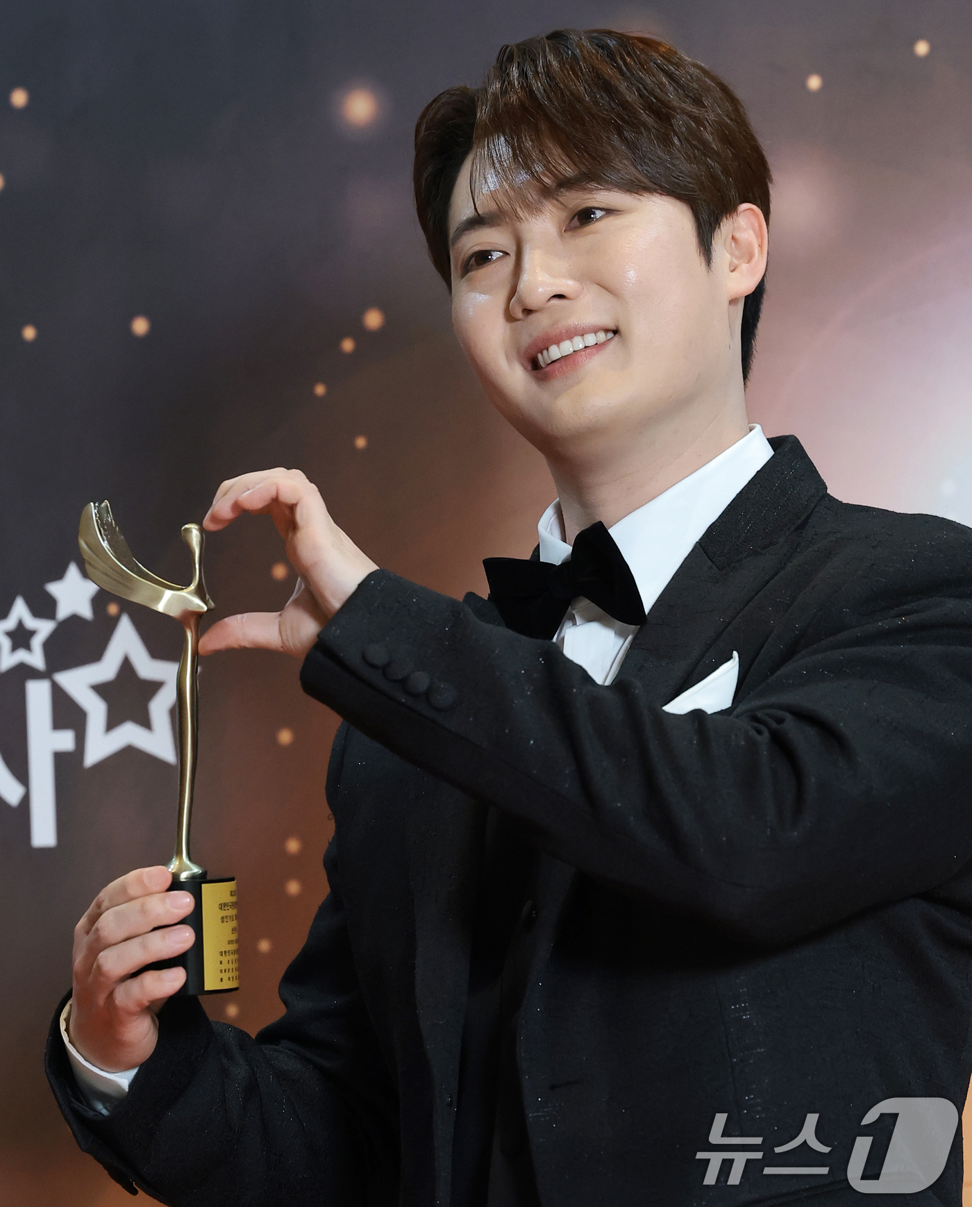 (서울=뉴스1) 권현진 기자 = 가수 손빈아가 10일 서울 용산구 그랜드하얏트 서울에서 열린 ‘제33회 대한민국 문화연예대상’에서 성인가요 최우수상을 받은 뒤 포즈를 취하고 있다. …