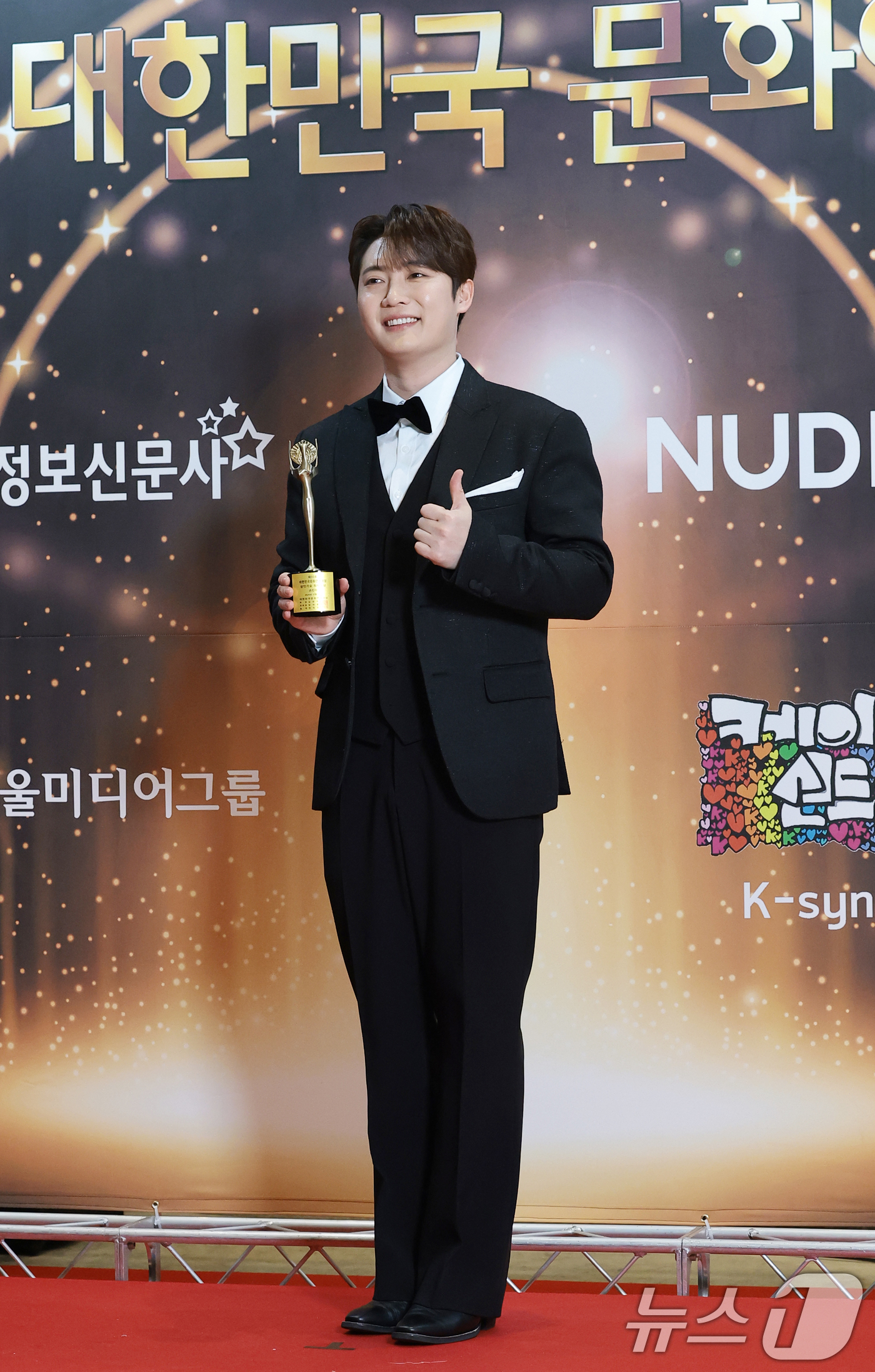 (서울=뉴스1) 권현진 기자 = 가수 손빈아가 10일 서울 용산구 그랜드하얏트 서울에서 열린 ‘제33회 대한민국 문화연예대상’에서 성인가요 최우수상을 받은 뒤 포즈를 취하고 있다. …