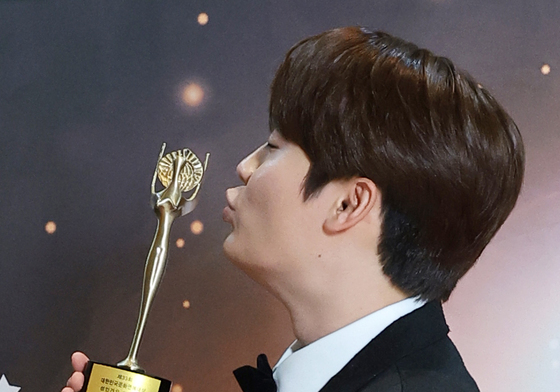 손빈아, 성인가요 최우수상 트로피에 입맞춤