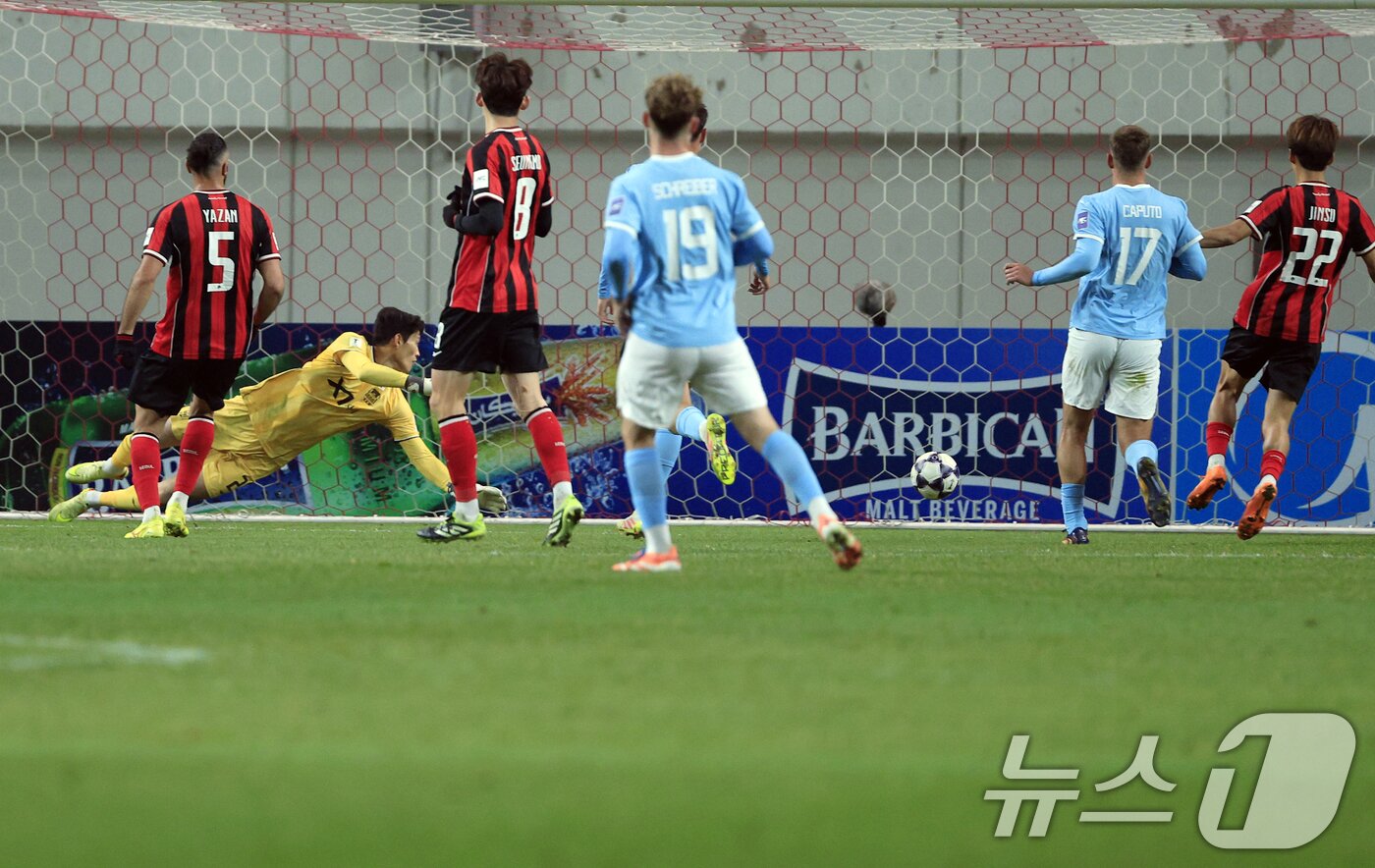 본문 이미지 - 10일 오후 서울시 마포구 월드컵로 서울월드컵경기장에서 열린 AFC 챔피언스리그 엘리트&#40;ACLE&#41; 2025/26 리그 스테이지 6차전 FC서울과 멜버른시티FC의 경기에서 멜버른 카나모리 타케시의 슛이 서울 골망을 가르고 있다. 2025.12.10/뉴스1 ⓒ News1 박정호 기자
