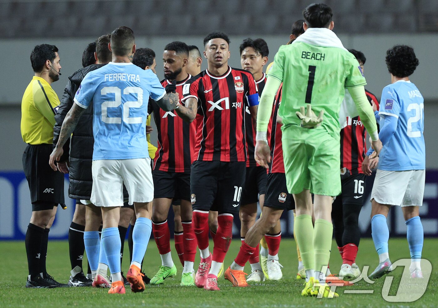 본문 이미지 - 10일 오후 서울시 마포구 월드컵로 서울월드컵경기장에서 열린 AFC 챔피언스리그 엘리트&#40;ACLE&#41; 2025/26 리그 스테이지 6차전 FC서울과 멜버른시티FC의 경기에서 서울 린가드가 경기 종료 후 멜버른 헤르만 페레이라와 인사를 나누고 있다. 2025.12.10/뉴스1 ⓒ News1 박정호 기자