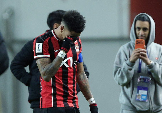 눈가 훔치는 린가드