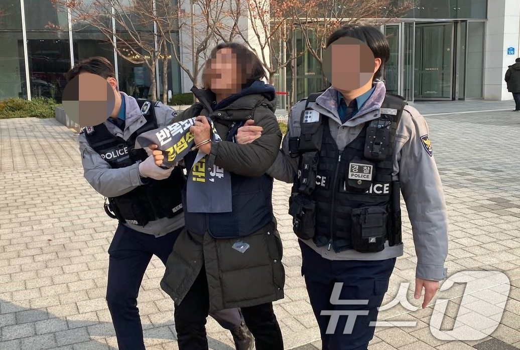 (서울=뉴스1) = 10일 서울 송파구 쿠팡 본사에서 쿠팡 창업자 김범석 의장과의 면담을 요구하며 진입을 시도한 활동가들이 경찰에 체포되고 있다. 위력에 의한 업무방해와 공무집행방 …