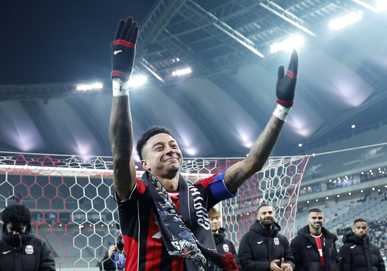 서포터즈와 마지막 세리머니하는 린가드