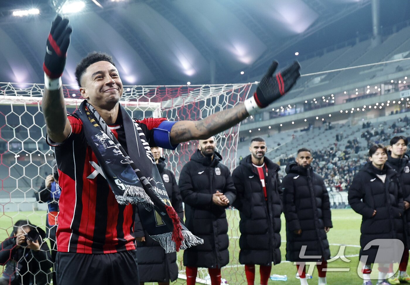 본문 이미지 - 10일 오후 서울시 마포구 월드컵로 서울월드컵경기장에서 열린 AFC 챔피언스리그 엘리트&#40;ACLE&#41; 2025/26 리그 스테이지 6차전 FC서울과 멜버른시티FC의 경기 종료 후 진행된 환송행사에서 서울 린가드 서포터즈 수호신과 함께 세리머니를 하고 있다. 2025.12.10/뉴스1 ⓒ News1 박정호 기자