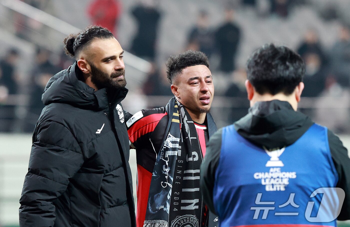 본문 이미지 - 10일 서울 마포구 월드컵로 서울월드컵경기장에서 열린 2025~2026시즌 아시아축구연맹&#40;AFC&#41; 챔피언스리그 엘리트&#40;ACLE&#41; 리그 스테이지 6차전 FC서울과 멜버른 시티 경기 종료 후 진행된 환송행사에서 린가드가 눈물을 보이고 있다. 2025.12.10/뉴스1 ⓒ News1 이호윤 기자