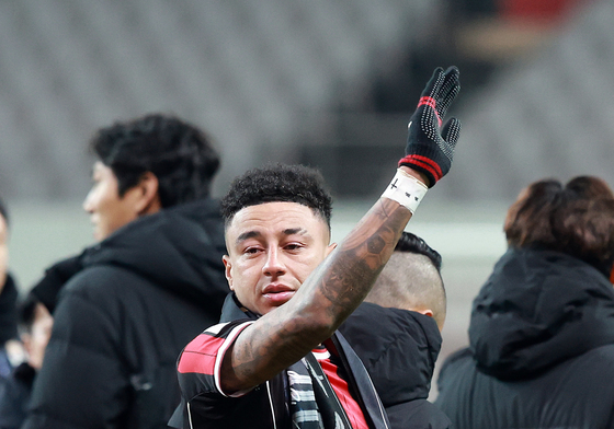 눈시울 붉히며 마지막 인사하는 린가드