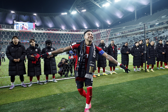 굿바이 골 넣고 문워크·작별인사하다 눈물…'슈퍼스타' 린가드의 고별전