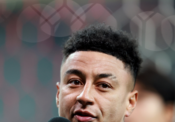 팬들에게 인사하는 린가드