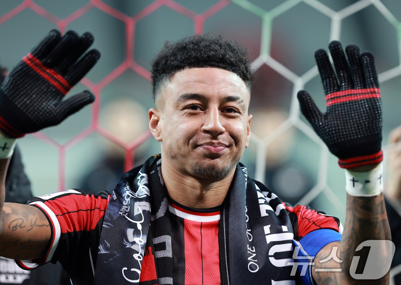 본문 이미지 - 10일 서울 마포구 월드컵로 서울월드컵경기장에서 열린 2025~2026시즌 아시아축구연맹&#40;AFC&#41; 챔피언스리그 엘리트&#40;ACLE&#41; 리그 스테이지 6차전 FC서울과 멜버른 시티 경기 종료 후 진행된 환송행사에서 린가드가 팬들을 향해 마지막 인사를 하고 있다. 2025.12.10/뉴스1 ⓒ News1 이호윤 기자