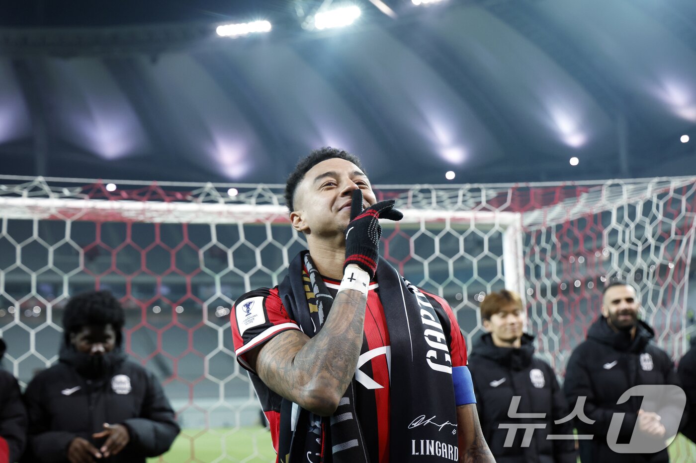본문 이미지 - 10일 오후 서울시 마포구 월드컵로 서울월드컵경기장에서 열린 AFC 챔피언스리그 엘리트&#40;ACLE&#41; 2025/26 리그 스테이지 6차전 FC서울과 멜버른시티FC의 경기 종료 후 진행된 환송행사에서 서울 린가드가 서포터즈 수호신과 함께 세리머니를 하고 있다. 2025.12.10/뉴스1 ⓒ News1 박정호 기자