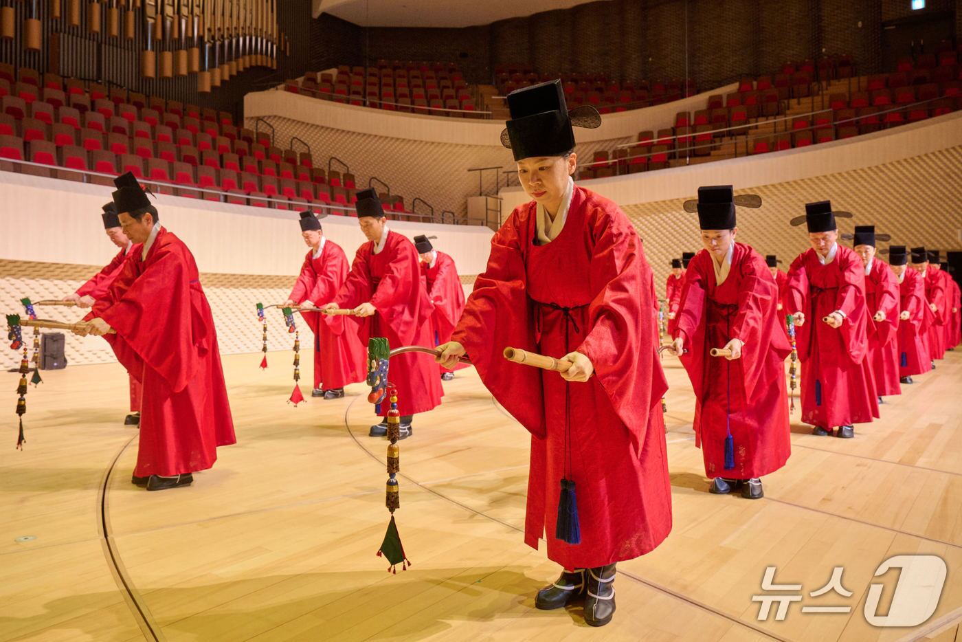 본문 이미지 - &#39;제6회 크라운해태 한음회&#39; 부산공연에서 크라운해태제과 임직원 국악동아리 &#39;팔풍의 몸짓팀&#39;이 종묘제례일무 &#39;전폐희문&#39;을 공연하고 있다.&#40;크라운해태 제공. 재판매 및 DB금지&#41;