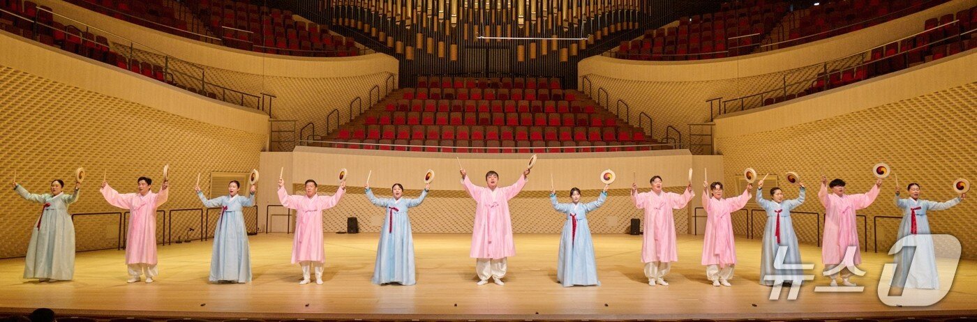 본문 이미지 - &#39;제6회 크라운해태 한음회&#39; 부산공연에서 크라운해태제과 임직원 국악동아리 &#39;민들래팀&#39;이 &#39;장기타령&#39;, &#39;자진뱃노래&#39;를 공연하고 있다.&#40;크라운해태 제공. 재판매 및 DB금지&#41;