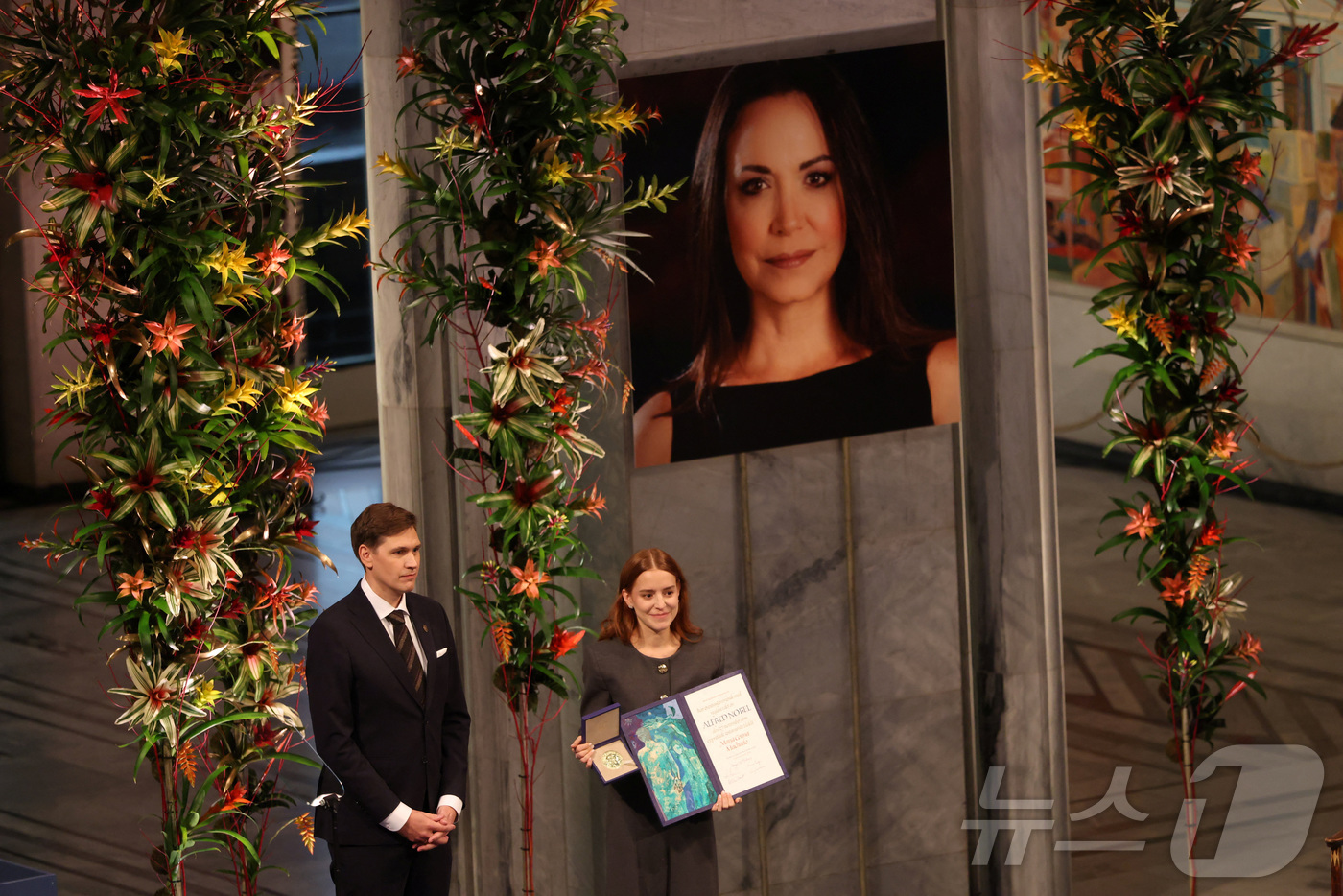 (오슬로 로이터=뉴스1) 김경민 기자 = 2025년 노벨평화상 수상자인 마리아 코리나 마차도의 딸 아나 코리나 소사가 10일(현지시간) 노르웨이 오슬로에서 열린 노벨평화상 시상식에 …