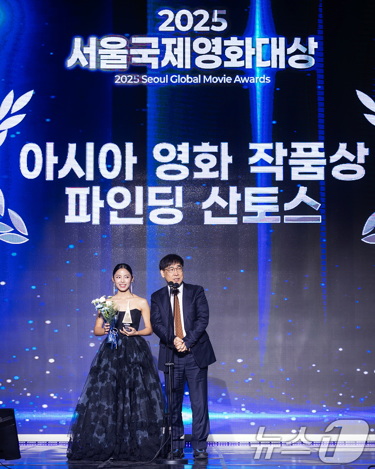 (서울=뉴스1) 권현진 기자 = 필리핀 배우 매그(YGIG)와 프로듀서 정성한(SBTown)이 10일 오후 서울 용산구 서울 드래곤시티에서 열린 ‘2025 서울국제영화대상’에서 ‘ …