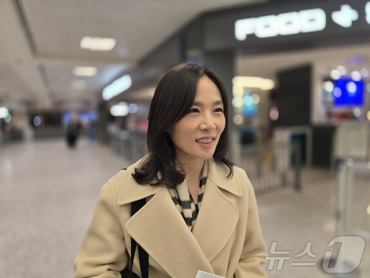 본문 이미지 - 김진아 외교부 2차관이 10일&#40;현지시간&#41; 워싱턴DC 인근 덜레스국제공항을 통해 입국하며 취재진 질문에 답하고 있다. 2025.12.10. ⓒ News1 류정민 특파원