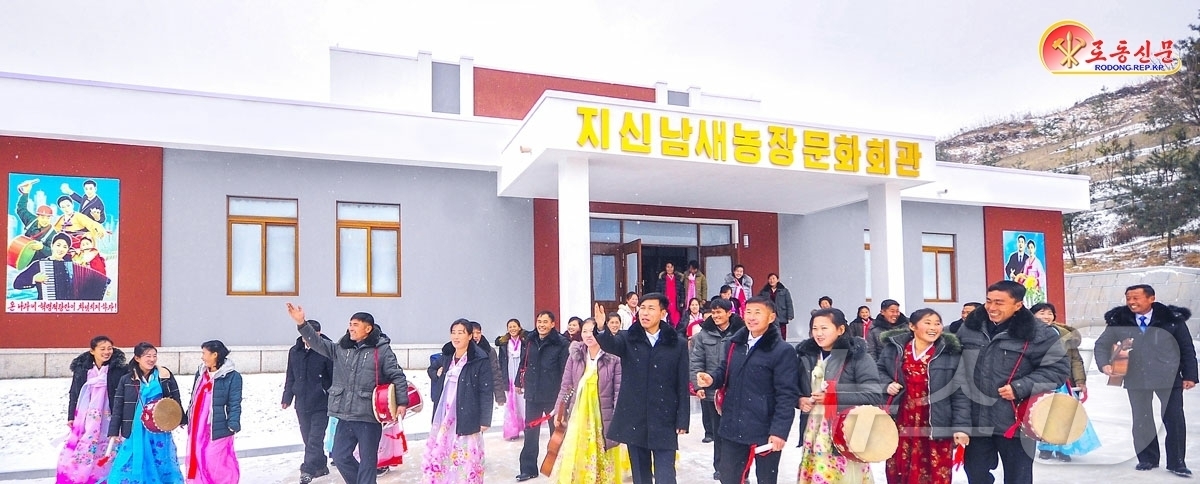 (평양 노동신문=뉴스1) = 북한 노동당 기관지 노동신문은 11일 "공공건물들과 생산건물들까지 새로 건설돼 농장마을은 또 한번 자기의 모습을 일신했다"며 희천시 지신남새(채소)공장 …