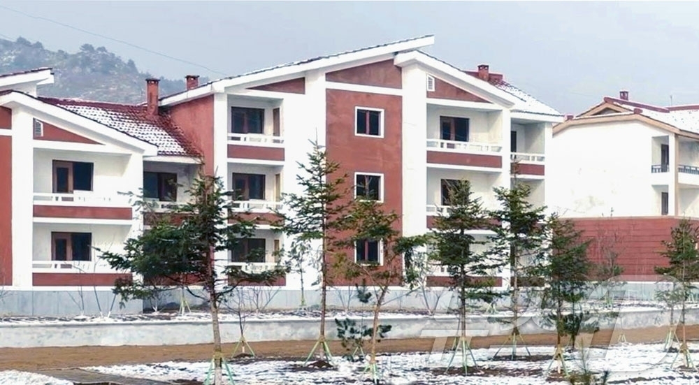 (평양 노동신문=뉴스1) = 북한 노동당 기관지 노동신문은 11일 항구구역 우산목화농장과 만포시 건하농장에서 살림집(주택) 입사모임이 진행됐다고 보도했다. [국내에서만 사용가능. …