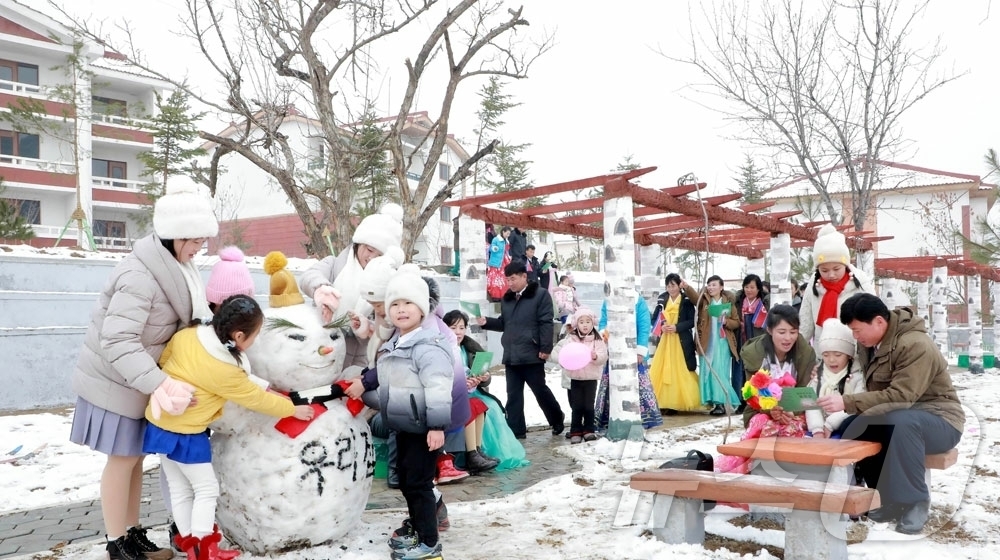 (평양 노동신문=뉴스1) = 북한 노동당 기관지 노동신문은 11일 항구구역 우산목화농장과 만포시 건하농장에서 살림집(주택) 입사모임이 진행됐다고 보도했다. [국내에서만 사용가능. …